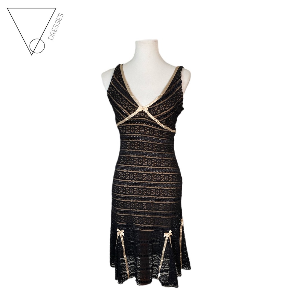 Fitted black lace dress by Arden B. 🎁